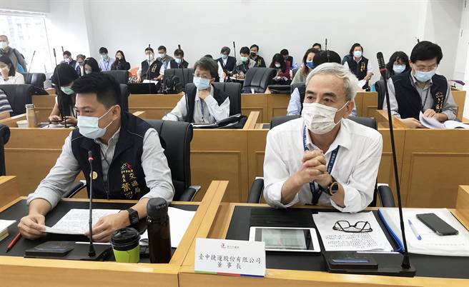 中捷公司董事長林志盈（右）強調，中捷將儘力維持每年在6億多元的虧損，並致力推動非票務收入。（陳世宗攝）