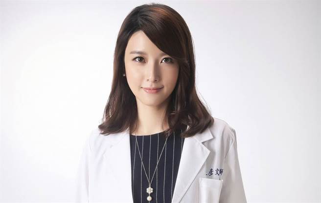 「全台最美女醫」王彥文。（圖／FB@王彥文）