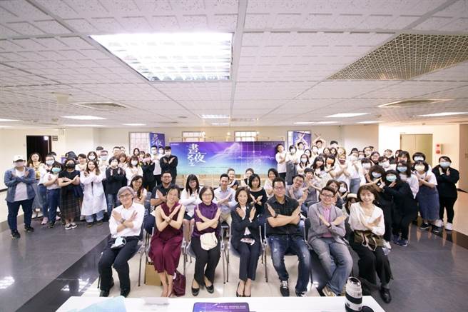 弘光科技大学文化创意产业系毕展日前在校内展出，开幕时师生合影。（图/弘光科大提供）