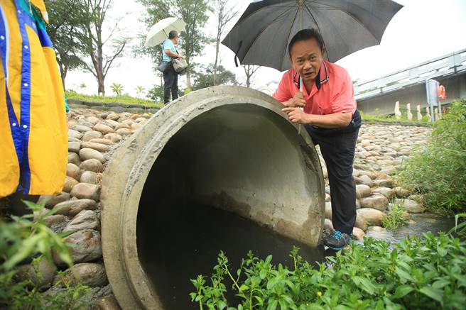 中市大里区大明里国兴公园下的排水涵管，疑排出自来水，里长黄显堂29日表示，今日下雨，水质较复杂，会督促自水公司追踪。（黄国峰摄）