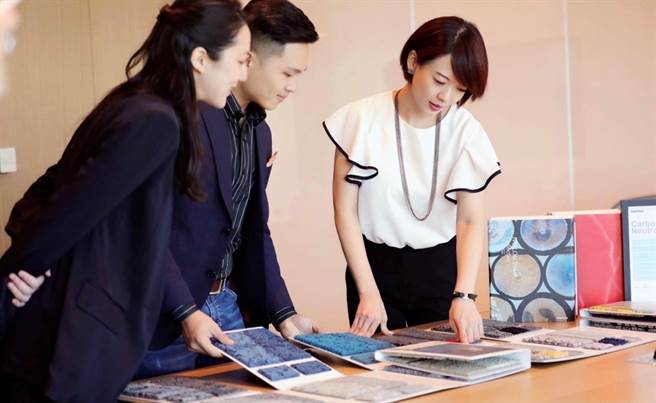 德事庄孟瑜总经理(右1)表示公司宗旨为企业最佳的伙伴，辅助会员"Work smarter, not harder." （图/德事商务中心提供）