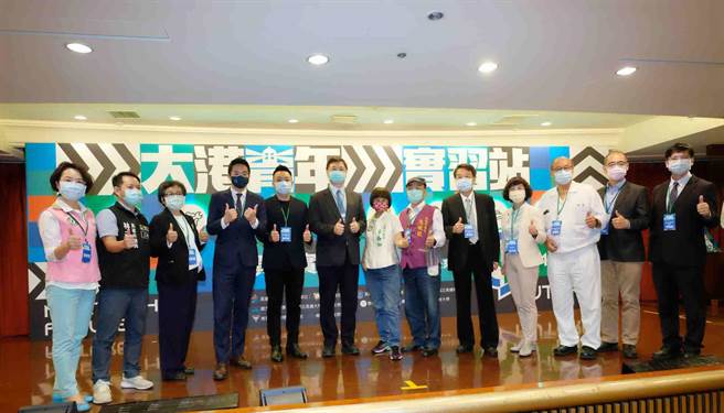 高雄市青年局提供1000个有薪实习职缺，多元产业多种选择，让青年抢先进入职场，未来就业好安心。（柯宗纬翻摄）