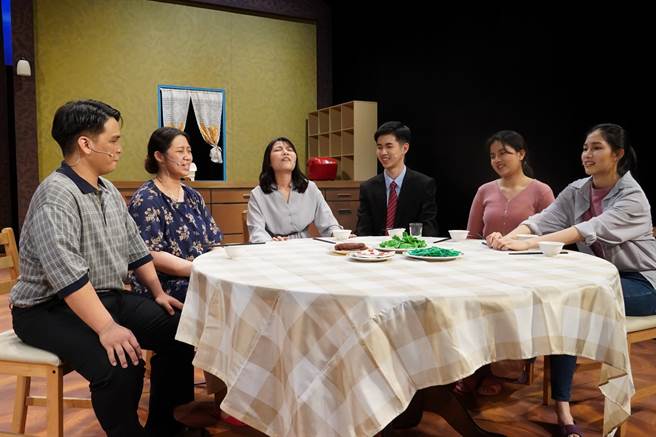 《花季》阐述家庭亲情，家人团聚话家常是重头戏。(醒吾科大提供)