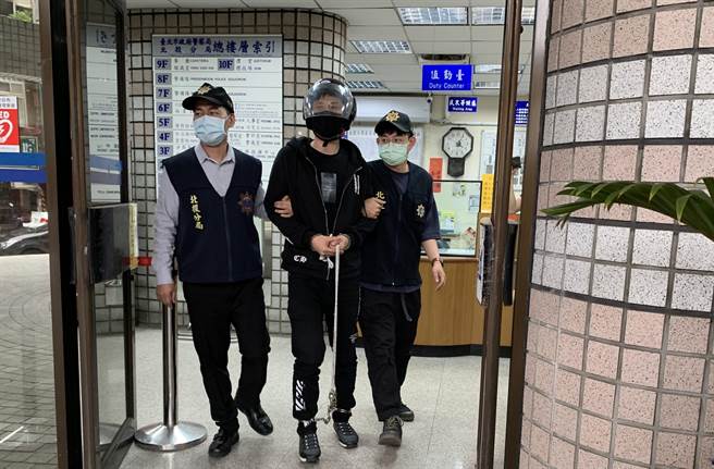 北投媽祖文化協會遭槍擊，主嫌楊志豪今上午7點半在律師陪同下投案，訊後手銬、腳鐐移送檢方複訊。（圖：李文正攝）