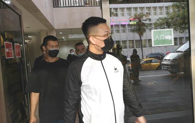 松山警分局之乱，台北地检署今依妨害公务罪传讯徐权、凃政廷（图）等10名黑衣人到案，1人未到，9人讯后请回。（黄捷摄）