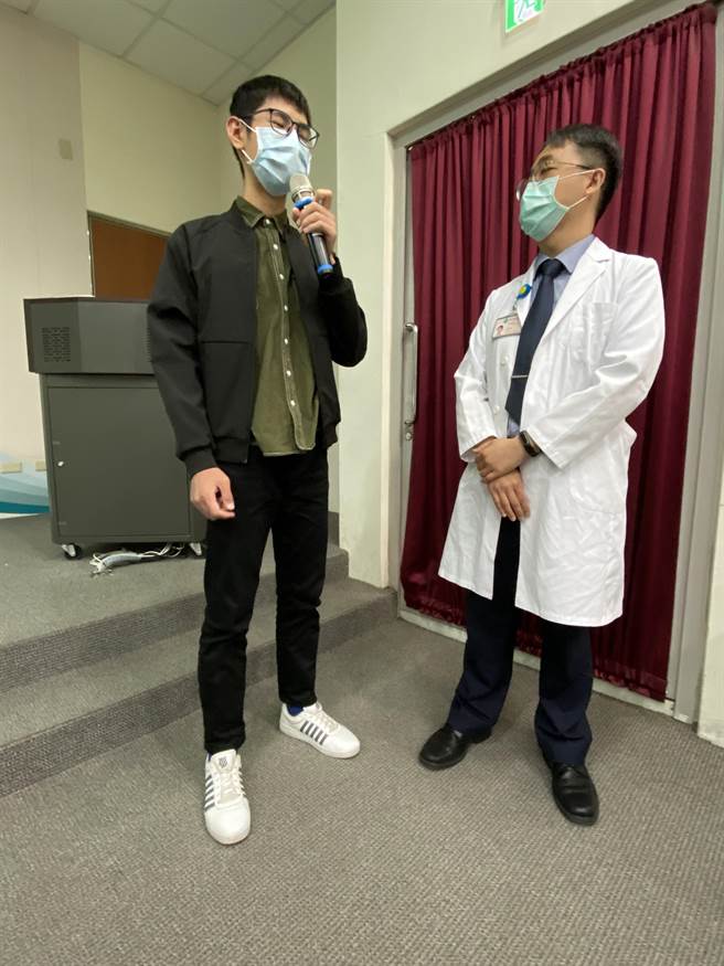 目前就讀高一的小賓（圖左），身高近175公分，他相當滿意現在的身高，可以跟大家一樣馳騁在籃球場打球，不擔心會被「撞飛」，跟國中同學出去，身高也都差不多。（張妍溱攝）