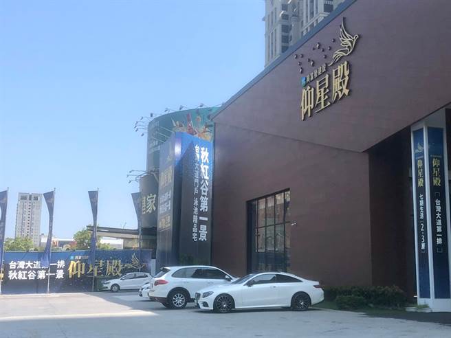 「仰星殿」正对秋红谷生态园区大型绿地，在台湾大道上闹中取静。(图/业者提供)