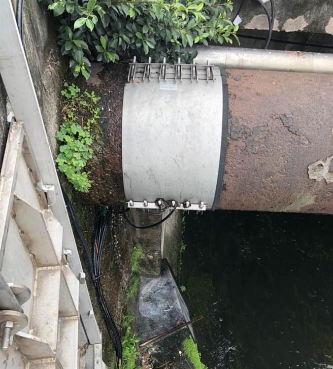 自来水供管日以继夜的渗漏，珍贵的水资源流失，让附近居民觉得十分可惜。（市议员黄馨慧服务处提供）