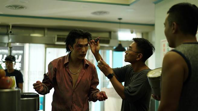 邱泽在片中有情绪激动的打斗戏。（金盏花大影业提供）