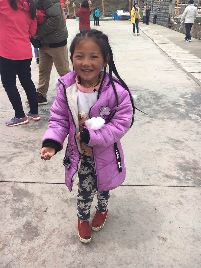 她漾着高原杜鹃花般的笑容，问她叫什么名字，她俏皮的回说「白雪公主」。（作者提供）
