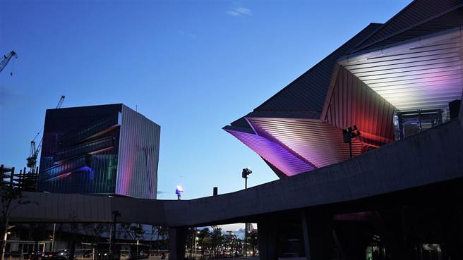 台北流行音乐中心基地面积约9公顷，全区分为北基地与南基地，位于北基地的表演厅可容纳6000人，已于去年9月开幕，南基地则有「流行音乐文化馆」与「产业区」，分别将于7月、11月营运，产业区的25处店舖空间也将规画对外招标。（台北流行音乐中心提供）