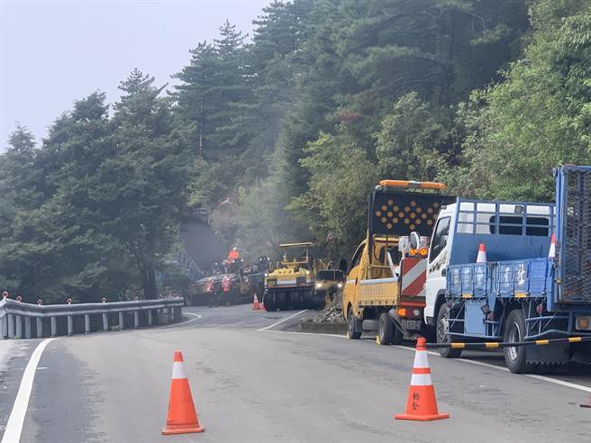 合欢山公路翠峰段，正进行路面改善工程。（廖志晃摄）