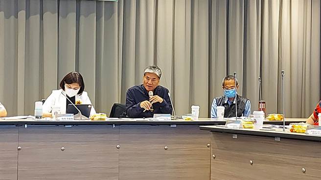 「云林县地层下陷防治暨水资源利用座谈会议」，由前内政部长李鸿源（中）等学者专家为云林地层下陷问题把脉。（张朝欣摄）