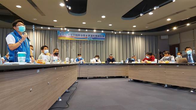 云林县长张丽善（后左二）邀前内政部长李鸿源（后右二）等学者专家为云林地层下陷问题把脉。（张朝欣摄）