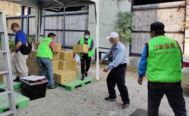 张姓阿公在多福教育关怀协会，协助搬运爱心物资，让更多弱势者获得照顾。（劳动力发展署中彰投分署提供／陈世宗台中传真）