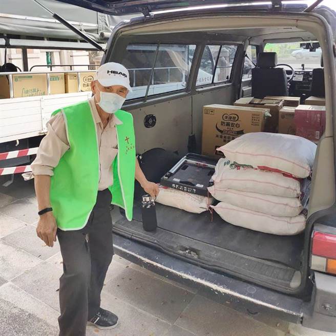 张姓阿公在多福教育关怀协会，协助搬运爱心物资，让更多弱势者获得照顾。（劳动力发展署中彰投分署提供／陈世宗台中传真）