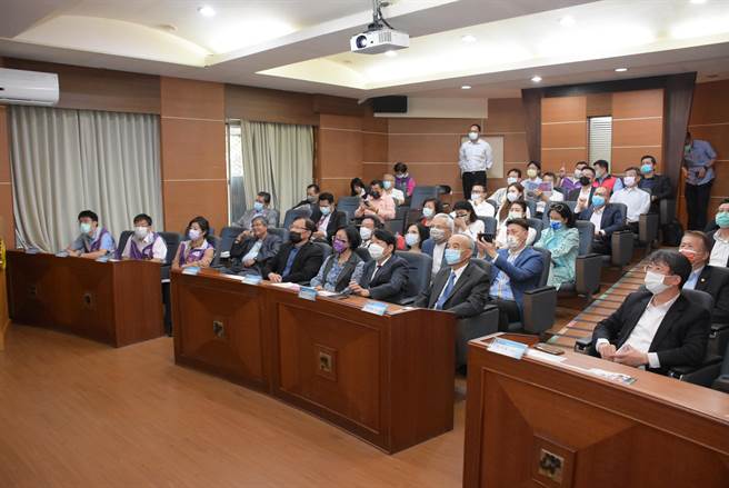 台湾上市柜公司协会理事长也是友嘉集团总裁朱志洋29日下午与40名会员南下彰化，参访访二林、埔心，拜会彰化县政府。（吴敏菁摄）