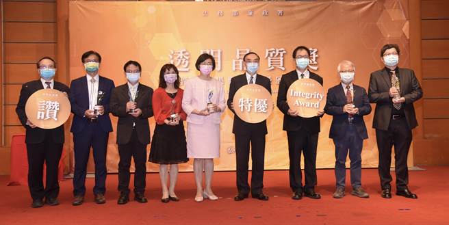 法务部廉政署29日举办一年一度「透明晶质奖试评奖成果观摩会暨颁奖典礼」，部长蔡清祥（右四）亲自授奖给北市府新工处等6个获奖机关。（廉政署提供）
