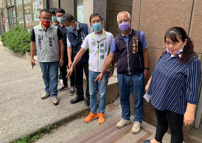 中市上安路等骑楼落差造大，长辈及轮椅族稍不留意就发生意外；经市议员林祈烽等争取整平经费，工程将于6月初开工，未来该路段骑楼将「畅行无阻」。（市议员林祈烽服务处提供）