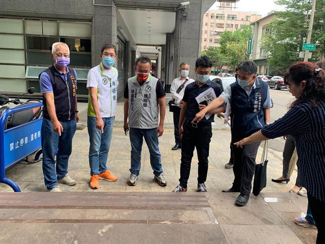 中市上安路等骑楼落差造大，长辈及轮椅族稍不留意就发生意外；经市议员林祈烽等争取整平经费，工程将于6月初开工，未来该路段骑楼将「畅行无阻」。（市议员林祈烽服务处提供）