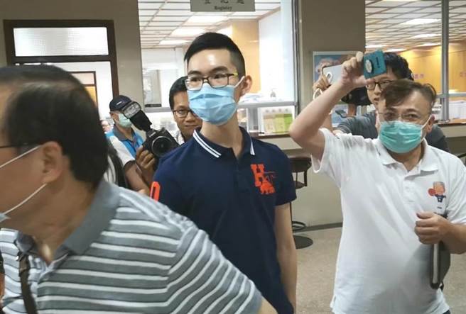 学弟郭世楷（中）盗用宏仁集团总裁王文洋儿子王铨励的脸书信箱。（本报资料照片）