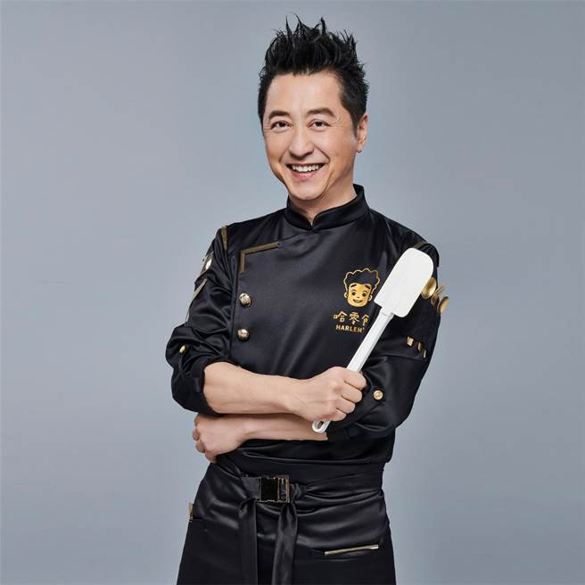 哈林为亲手把关的四果古早味蛋糕打上幸福分。（哈林工作室提供）