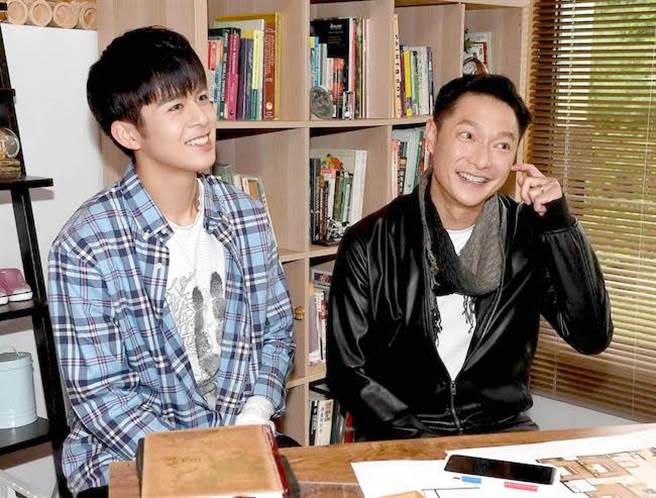 謝祖武（右）和戲裡兒子蘇韋華互動佳。（華視提供）  