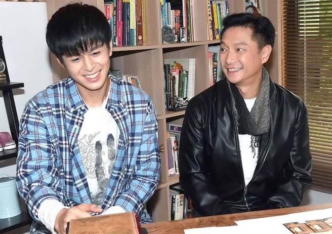 蘇韋華（左）害羞模樣。（華視提供）