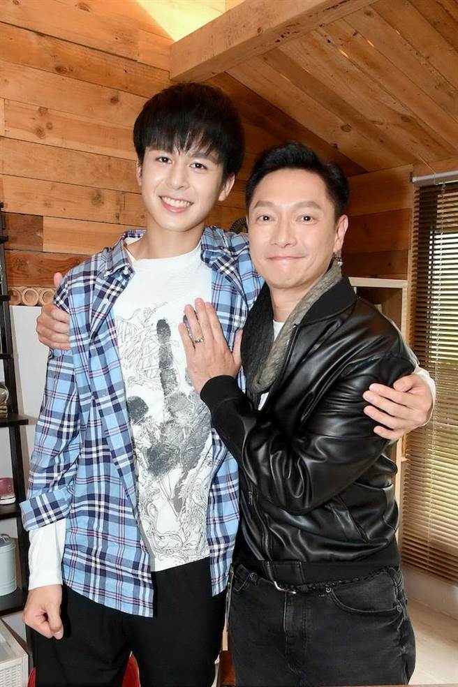 謝祖武（右）和戲裡兒子蘇韋華互動佳。（華視提供）