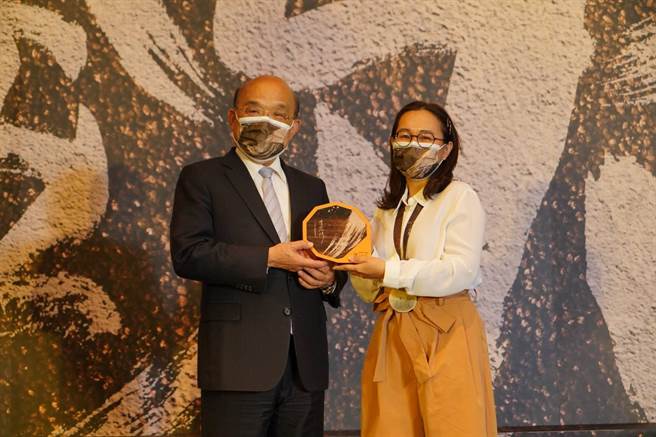 行政院长苏贞昌（左）颁奖表扬110年度获奖劳工李念修。（劳动部提供）