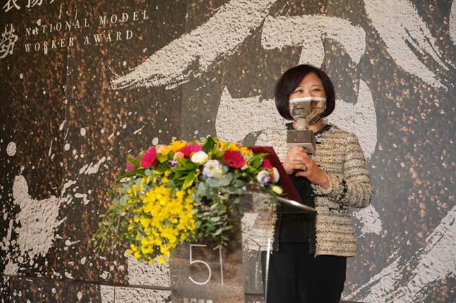 劳动部长许铭春在「110年五一劳动节全国模范劳工表扬典礼」致词时表示，要让所有劳工在职场上都能够「安稳」、「安心」、「安全」。（劳动部提供）