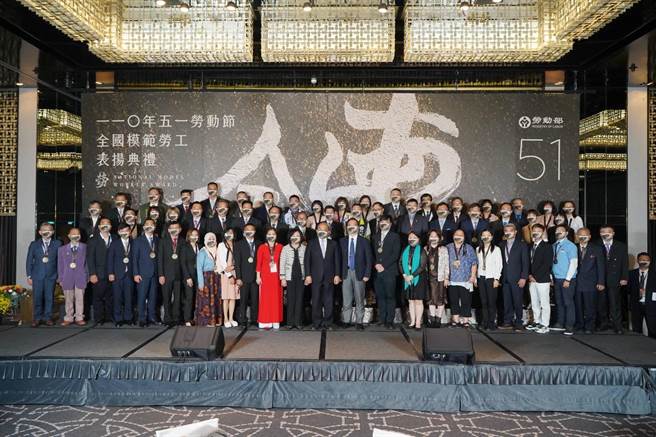 行政院长苏贞昌（中）与行政院政务委员兼发言人罗秉成(中右)、劳动部长许铭春(中左)与56位全国模范劳工合影留念。（劳动部提供）