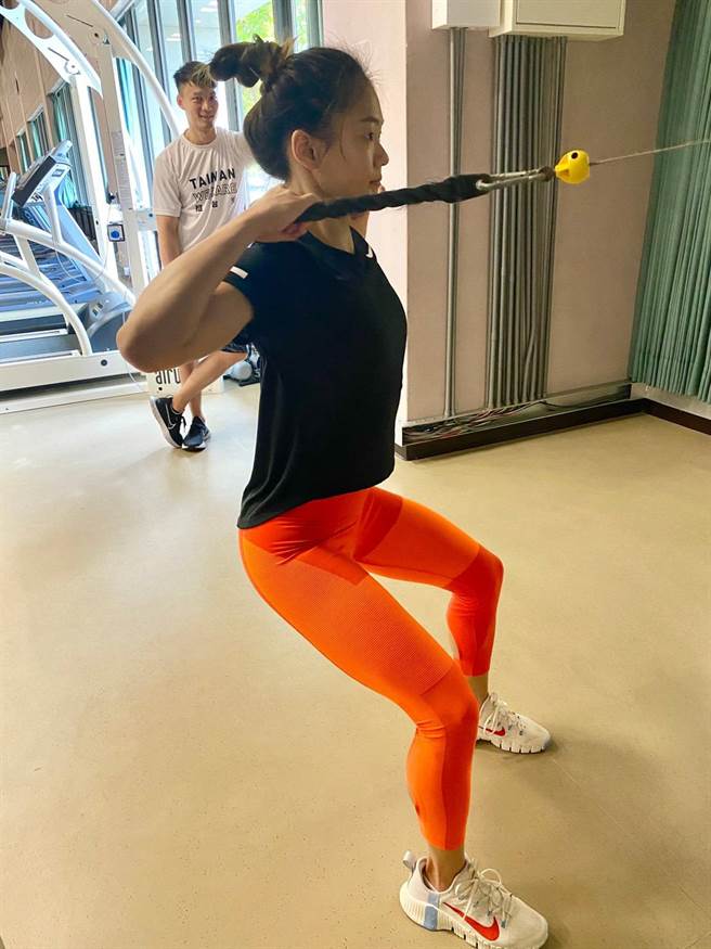 東京奧運空手道培訓隊選手文姿云於國訓中心重量訓練室從事肌力訓練。（國訓中心提供）