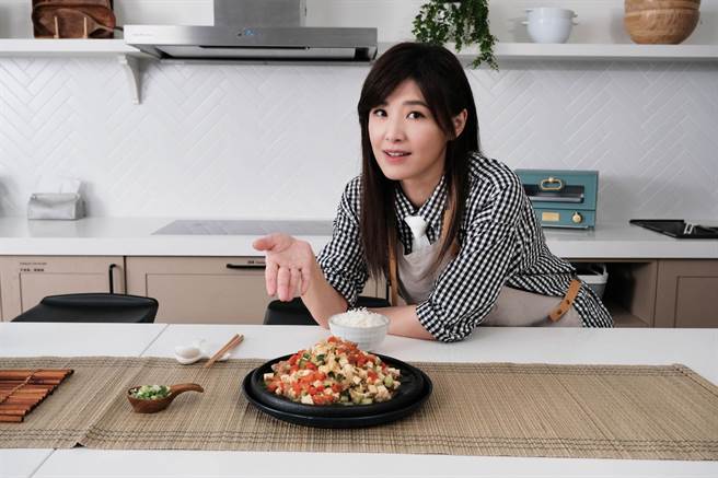 苏慧伦用简单食材做出豆腐肉末炒黄瓜丁。相信音乐提供