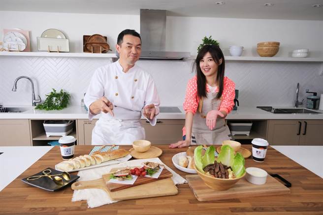 苏慧伦与全联先生《爸爸回家做晚饭》秀厨艺。相信音乐提供