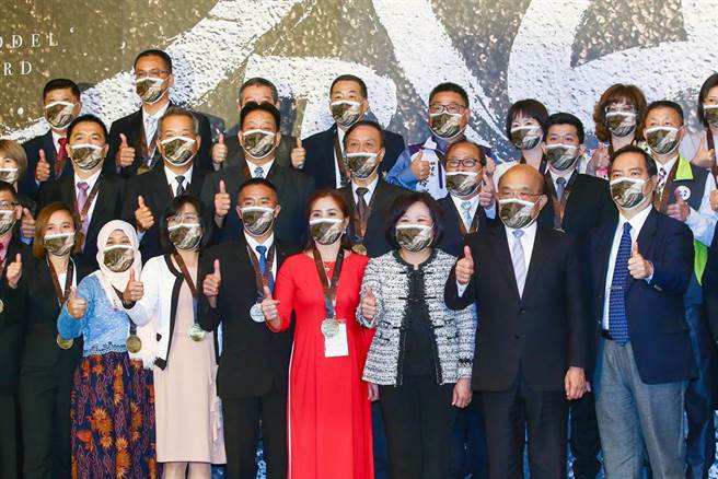 劳动部29日举办110年全国模范劳工表扬典礼，行政院长苏贞昌（右2）与劳动部长许铭春（右3）出席并颁奖给56名模范劳工合影留念。（邓博仁摄）