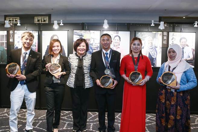 劳动部29日举办110年全国模范劳工表扬典礼，劳动部部长许铭春（左3）出席颁奖并与移工组得奖者合影留念。（邓博仁摄）