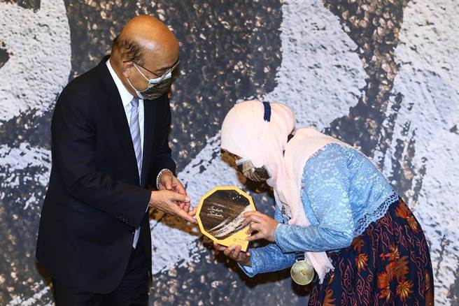 劳动部29日举办110年全国模范劳工表扬典礼，行政院长苏贞昌（左）亲自出席并颁奖给56名模范劳工，包含获奖移工Sukadi Sulastri（右）。（邓博仁摄）