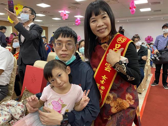 吕美云靠着左手把3个小孩拉拔长大。(蔡依珍摄)