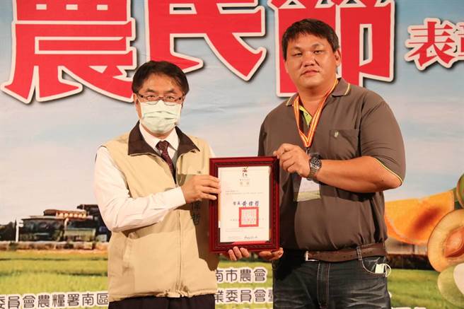 台南市長黃偉哲（左）頒獎給模範農民蔡勝峰。（劉秀芬攝）
