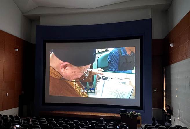 追思会现场播放黄仁电影资料搜集及整理过程。(南艺大提供／刘秀芬)