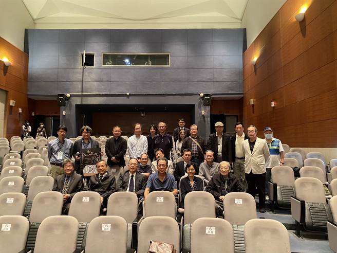 李行导演(前排右一)与多位电影人参加黄仁逝世周年纪念活动。(南艺大提供／刘秀芬)