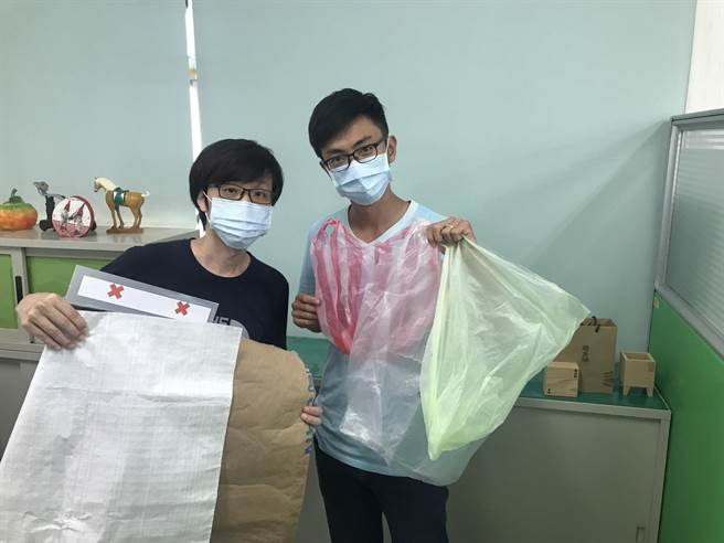 台南市10月1日起禁用无法辨识内容物塑胶袋，宣导期至12月31日止，左为不透明的袋子未来都不适用装垃圾，右为可辨识内容物的垃圾袋。（曹婷婷摄）