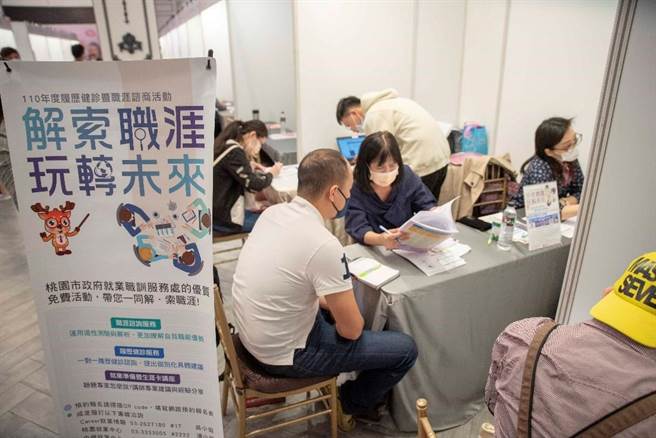 桃厂商大举求才，薪水上看10万元。(就业职训服务处提供／蔡依珍桃园传真)