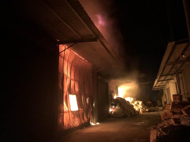 桃园市芦竹区某工厂29日晚间发生火警，消防队员紧急到场灭火。（民眾提供／姜霏桃园传真）