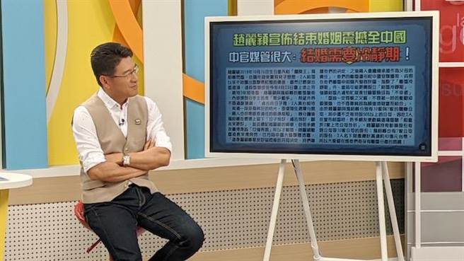 謝震武聽專家分析。（高點電視台提供）  