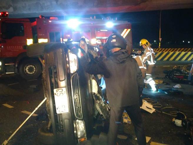 一辆自小客车沿台17线由北往南行驶，在路口要左转上台84线，遭直行机车拦腰撞上，撞击力道之大，自小客车180度侧翻。（读者提供／张毓翎台南传真）