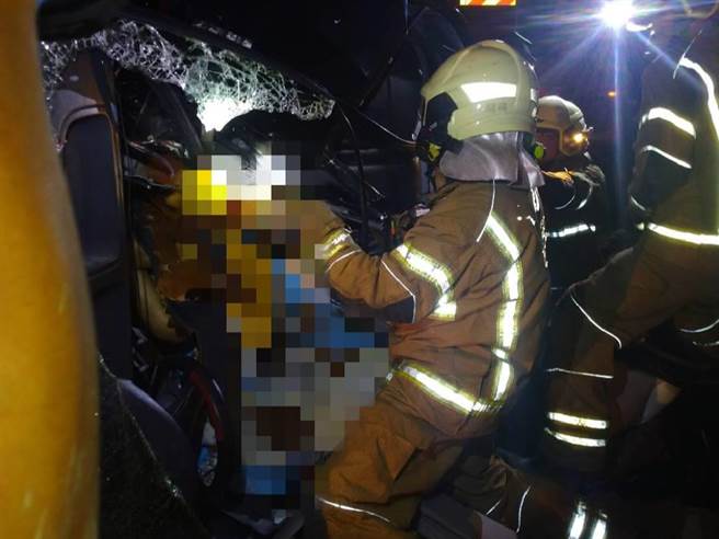 副驾驶座的女乘客受困车中，由于左边车门严重凹陷，以破坏器材切割车顶。（读者提供／张毓翎台南传真）