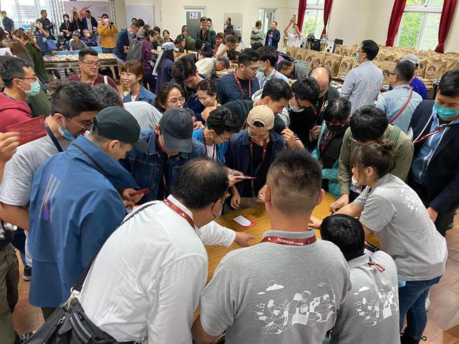 嘉义县阿里山咖啡精英交流赛的媒合会现场买气热，有买家还未闻香就衝到台前抢牌子登记。（张亦惠摄）