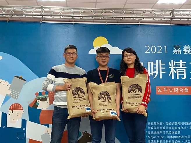 欧客佬以1袋43万元相当于每磅3万9000元标下日晒组特等奖柏香的生豆。（张亦惠摄）